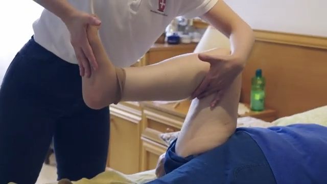 Deslizamientos de talón: Ejercicio de deslizamiento de talón hacia los glúteos, ideal para mejorar la movilidad en la rehabilitación de prótesis de rodilla.

Elevación de pierna estirada: Persona elevando lentamente la pierna estirada como parte de ejercicios para la recuperación de prótesis de rodilla.

Sentadillas asistidas: Paciente realizando sentadillas asistidas apoyado en una barandilla, fortaleciendo la articulación tras una operación de rodilla.

Extensiones de rodilla con banda elástica: Ejercicio con banda elástica para recuperar fuerza muscular en el proceso de rehabilitación de prótesis de rodilla.

Caminata progresiva: Persona caminando con apoyo para mejorar el patrón de marcha tras una cirugía de prótesis de rodilla.

Subida y bajada de escalones: Ejercicio para ganar fuerza y estabilidad en la rehabilitación de una rodilla operada.

Estos textos alt no solo describen la imagen, sino que refuerzan las palabras clave relacionadas con la recuperación de prótesis de rodilla, mejorando el SEO de tu contenido.



Ejercicio de deslizamiento de talón hacia los glúteos, ideal para mejorar la movilidad en la rehabilitación de prótesis de rodilla.



