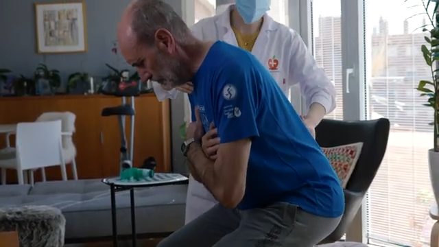 anciano realizando sentadilla para ganar fuerza de piernas