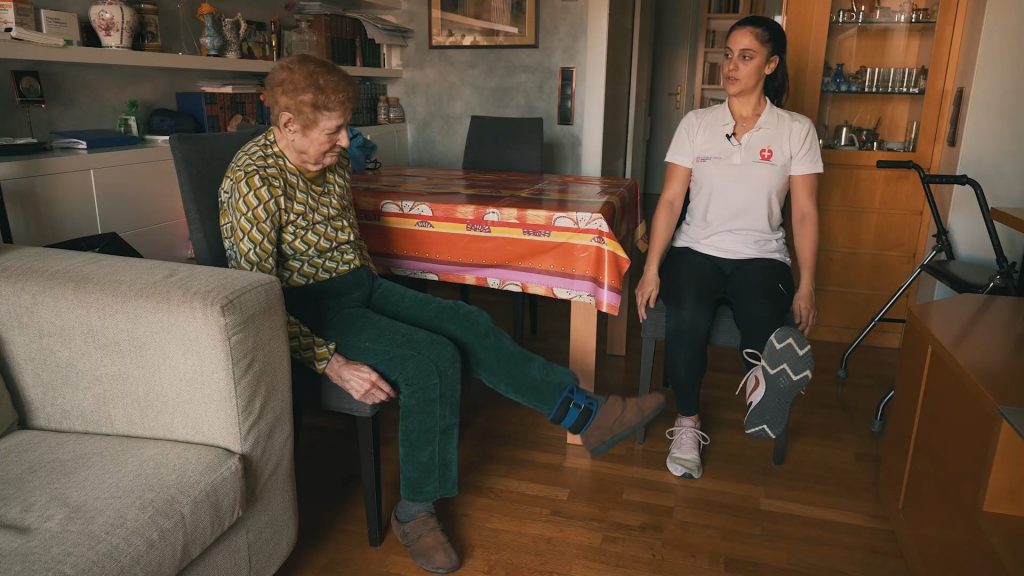 Anciana realizando ejercicios para ganar movilidad