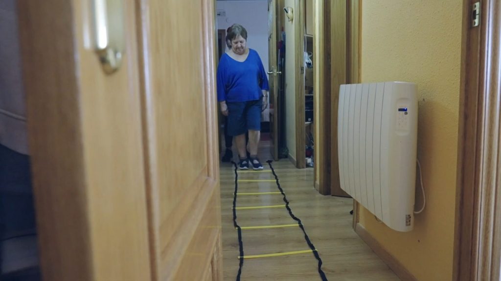 anciana haciendo ejercicio para mejorar el equilibrio